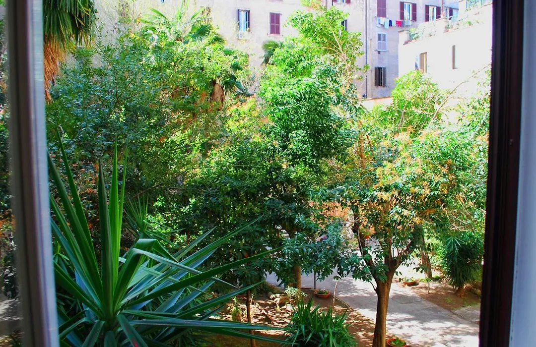 In Roma Vale&Hillary Colosseo B&B-1